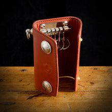 Load image into Gallery viewer, SALE - Key Case - Tärnsjö Saddle Tan Veg Tanned - Brown Thread