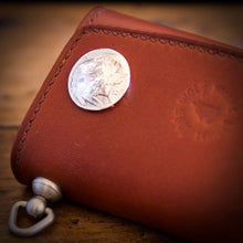 Load image into Gallery viewer, SALE - Key Case - Tärnsjö Saddle Tan Veg Tanned - Brown Thread