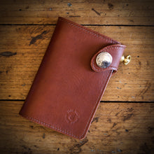 Load image into Gallery viewer, Medium Wallet - Tärnsjö Saddle Tan Veg Tanned