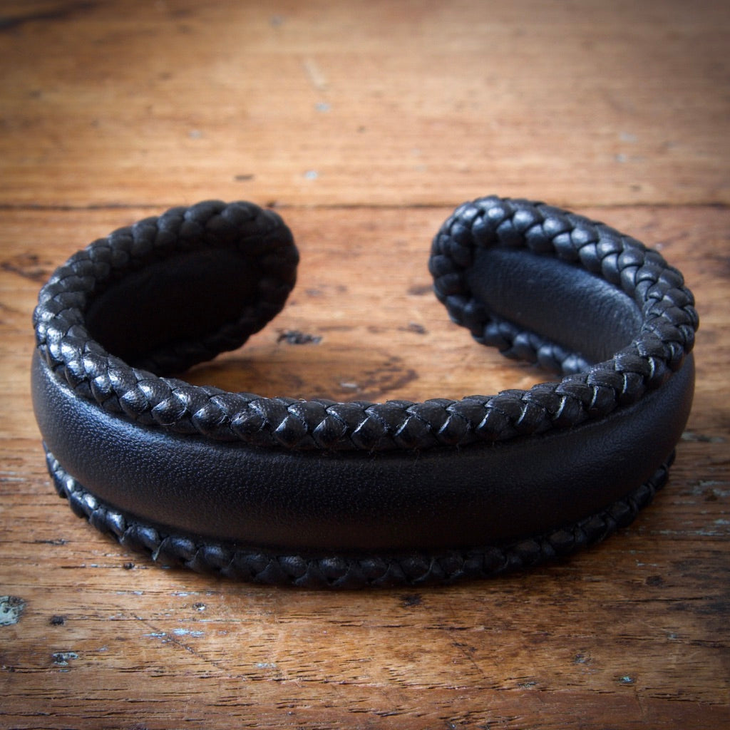 Braided Cuff Bracelet - Black Tärnsjö Veg Tanned