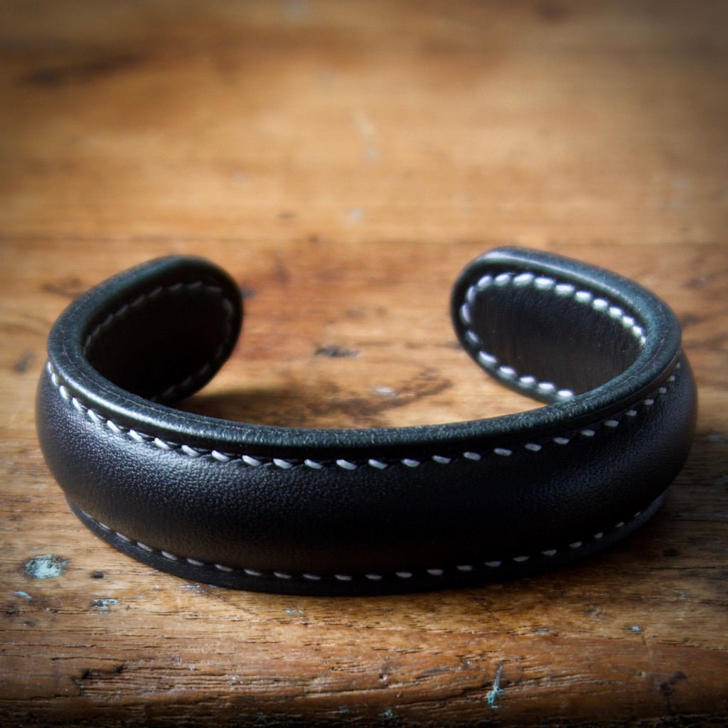Cuff Bracelet - Black Tärnsjö Veg Tanned